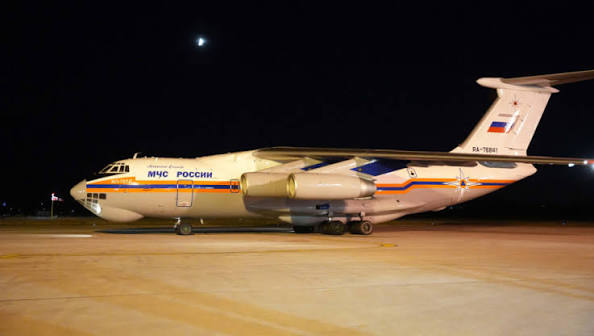 KrahSNSa's tweet photo. @avucic je odbio pomoc iz EU, sto je samo dokaz da je Deliblatska pescara planski ostavljena da sto vise izgori da bi kum Petrovic sagradio vetropark.

Iushin Il-76 da bi gasio požare na Deliblatskoj peščari ovo mora da uradi: 

- da poleti sa čvrstog aerodroma 
- odleti do Deliblatske peščare  
- ispusti 40 tona vode na požar, što čini za 8 sekundi 
- ponovo odleti na aerodrom, i tamo sleti 
- provede tonu vremena za punjenje 40 tona vode  i sve u krug.  Kada sve ide glatko to je 1 ciklus na 3 do 4 sata.  

Canadair CL-415 iz EU flote: 
- 5 minuta leta dobilo do bilo koje vodene površine dužine 2 km i dubine 2 metra 
- punjenje bez sletanja klizanjem preko vode za 8 do 12 sekundi 
- let 5 minuta natrag i ispuštanje na požar. = 6 do 9 naleta na sat.