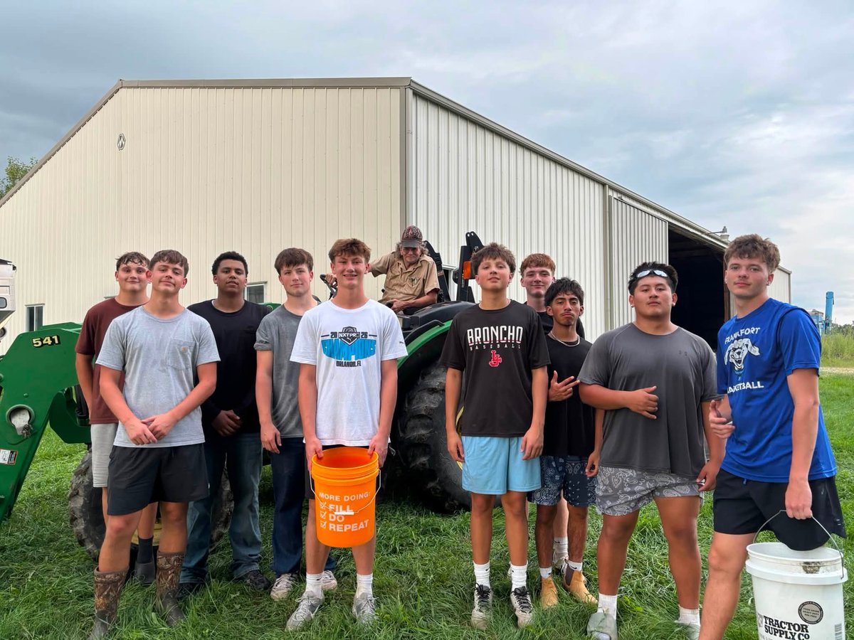csfhotdogs's tweet photo. Nothing says Indiana quite like corn and basketball! 🌽🏀
Thanks to farmer Bret Lee, our Boys Basketball team was able to harvest sweet corn donated to support a program fundraiser. We're blessed to have a community that always shows up for our students! #communitycomesfirst https://t.co/kOu1TmfVlV