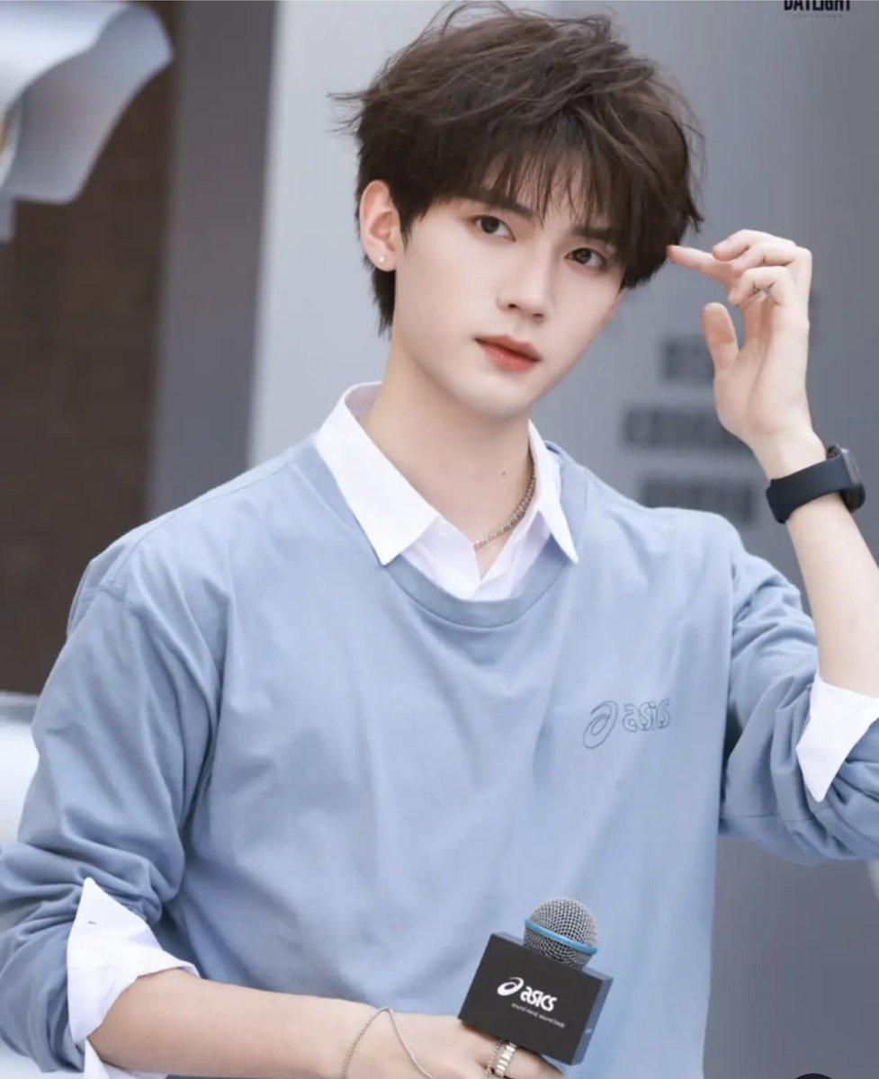 RaLi286's tweet photo. It just me who think that they look similar 👀?! they can play brothers yanan as big brother to yiran #YanAn #zhouyiran #chineseactor https://t.co/h1bQe0LdfF