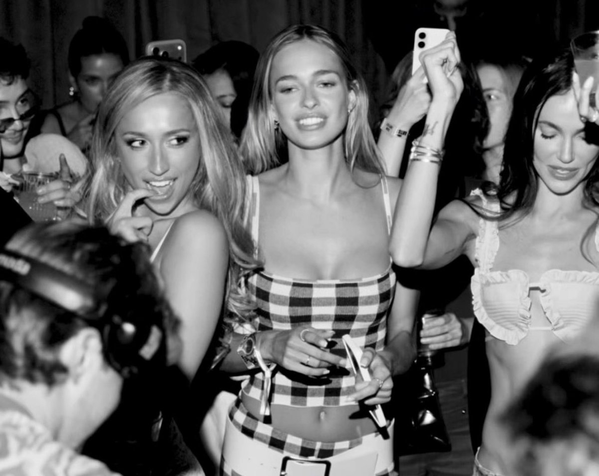 t8mcraefeed's tweet photo. New pictures of Tate McRae at The Chainsmokers’ Lollapalooza after-party! https://t.co/YUJkv7Fd8d