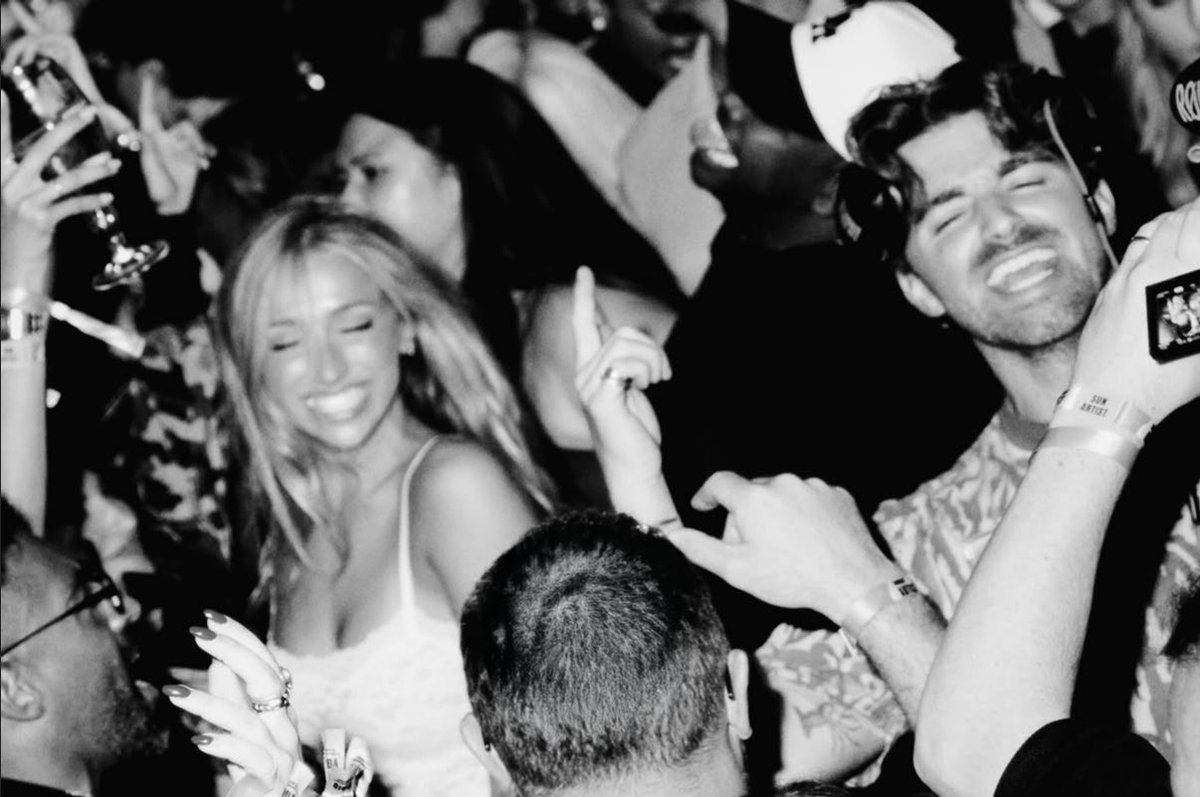 t8mcraefeed's tweet photo. New pictures of Tate McRae at The Chainsmokers’ Lollapalooza after-party! https://t.co/YUJkv7Fd8d