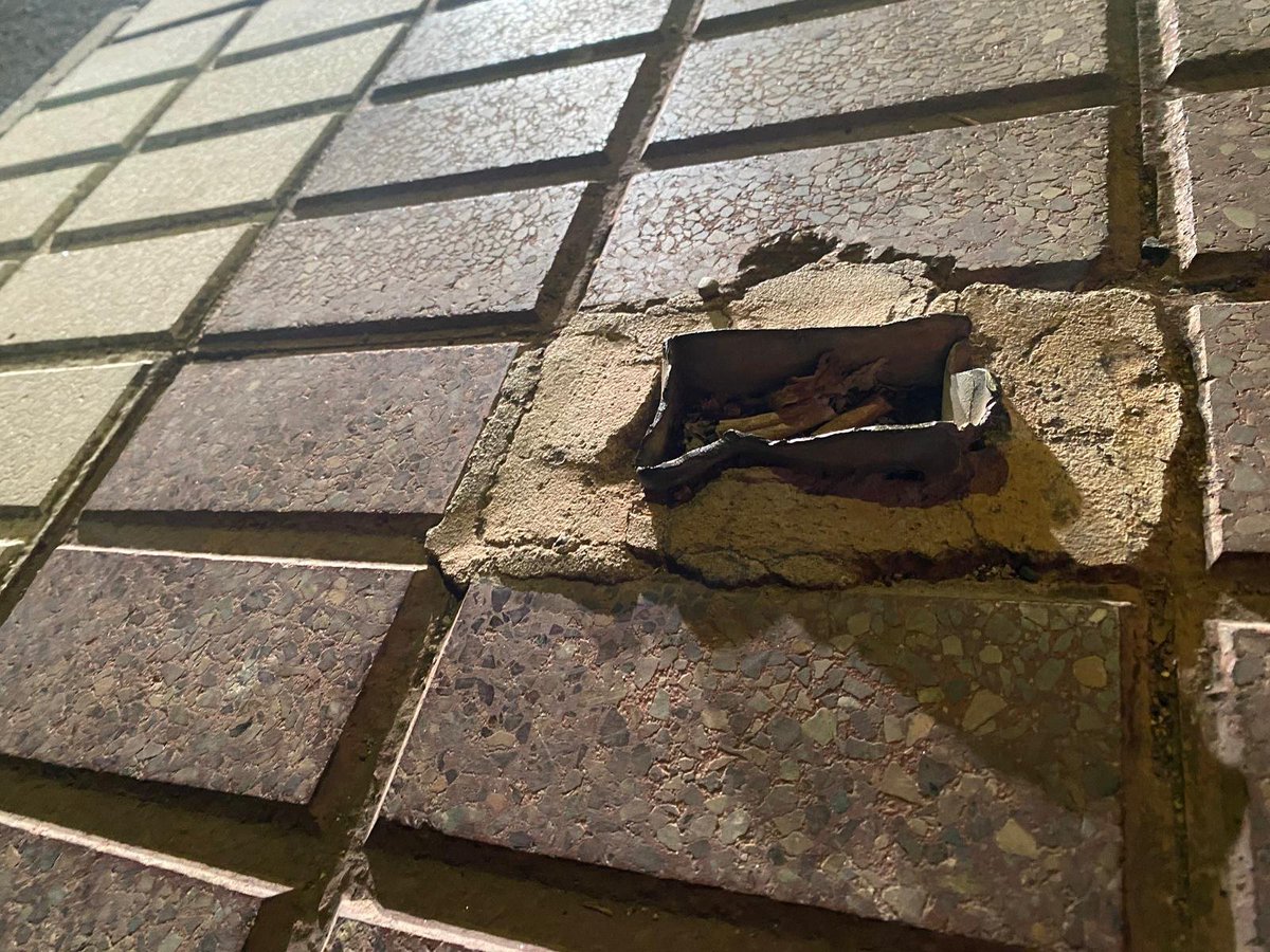 fernanlob's tweet photo. @AytoAlcalaRio  accidentado un niño con daño en cara por señal rota. ¿Cuánto más hay que esperar en balcones del Guadalquivir para que se corrijan los defectos del barrio?  #asociacionbalconesdelguadalquivir #alcaladelrio https://t.co/UIDuOfPtY6