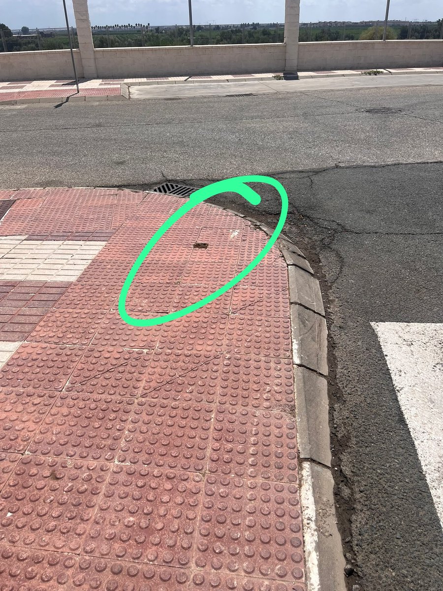 fernanlob's tweet photo. @AytoAlcalaRio  accidentado un niño con daño en cara por señal rota. ¿Cuánto más hay que esperar en balcones del Guadalquivir para que se corrijan los defectos del barrio?  #asociacionbalconesdelguadalquivir #alcaladelrio https://t.co/UIDuOfPtY6
