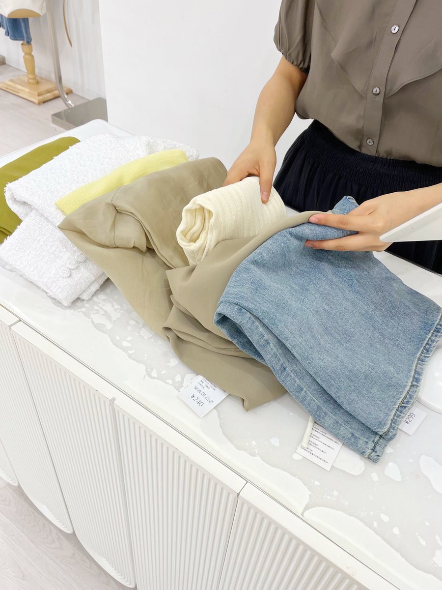 youka79's tweet photo. Just spent 20 mins folding the washed laundry, and now my couch looks way neater—small wins hit different! ， https://t.co/MJu8aN6kQg