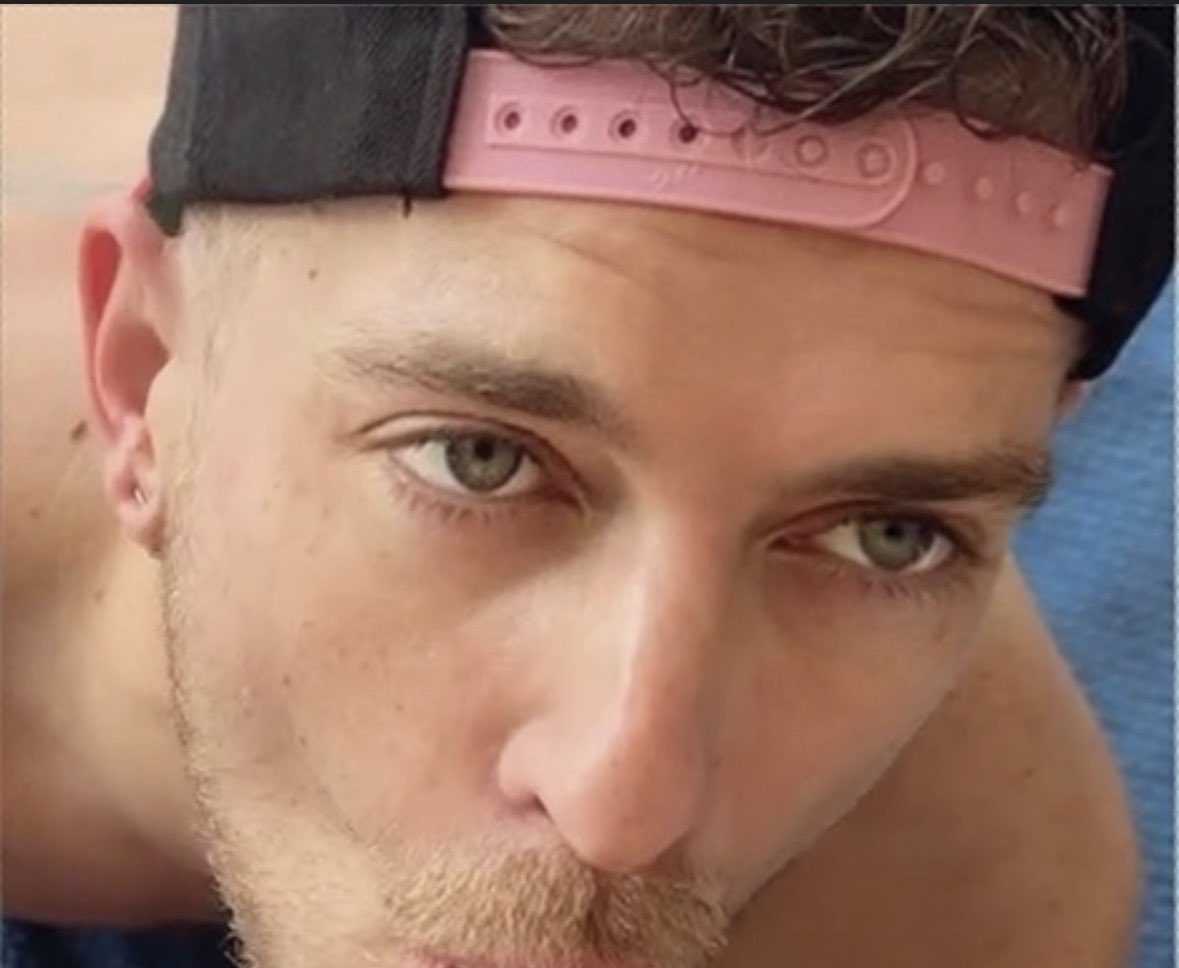 LetsEatCakeXx's tweet photo. keep scrolling bro https://t.co/qyUriQZ7fR
