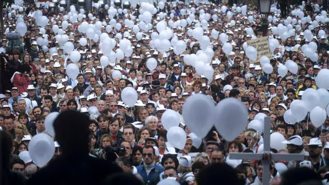 F2269Frederic's tweet photo. Avant Epstein, l'affaire Dutroux... Manifestation monstre à l'époque (Marche blanche du 20 octobre 1996 à Bruxelles; plus de 300 000 à 350 000 personnes vêtues de blanc). Mais attention: les familles des victimes avaient été menacées ouvertement par les autorités si elles demandaient le rétablissement de la peine de mort...
"Ce rassemblement massif protestait contre les dysfonctionnements de la police et de la justice après les enlèvements d'enfants". Ca, ce sont les autorités belges qui ont écrit le commentaire...
   Les autorités de l'époque ont parfaitement géré le dossier. La neutralisation a été parfaite, toute tentative de récupération politique neutralisée, aucune mise mise en cause institutionnelle et surtout pas la Franc-Maçonnerie belge... Au pays des Tueurs "fous" du Brabant, rien d'étonnant...
Rappel: L'affaire des tueurs fous du Brabant (ou tueries du Brabant) désigne une vague de braquages ultra-violents qui a terrorisé la Belgique entre 1982 et 1985, causant la mort de 28 personnes et faisant une quarantaine de blessés. Quarante ans plus tard, l'identité des criminels reste l'un des plus grands mystères judiciaires d'Europe.