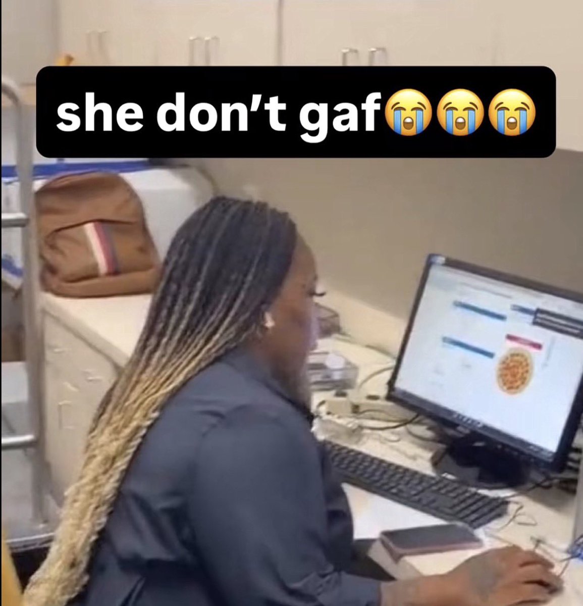 zenyxnce's tweet photo. at werk scrolling thru twt with my brightness up #idgaf https://t.co/o5Vfy79jC6