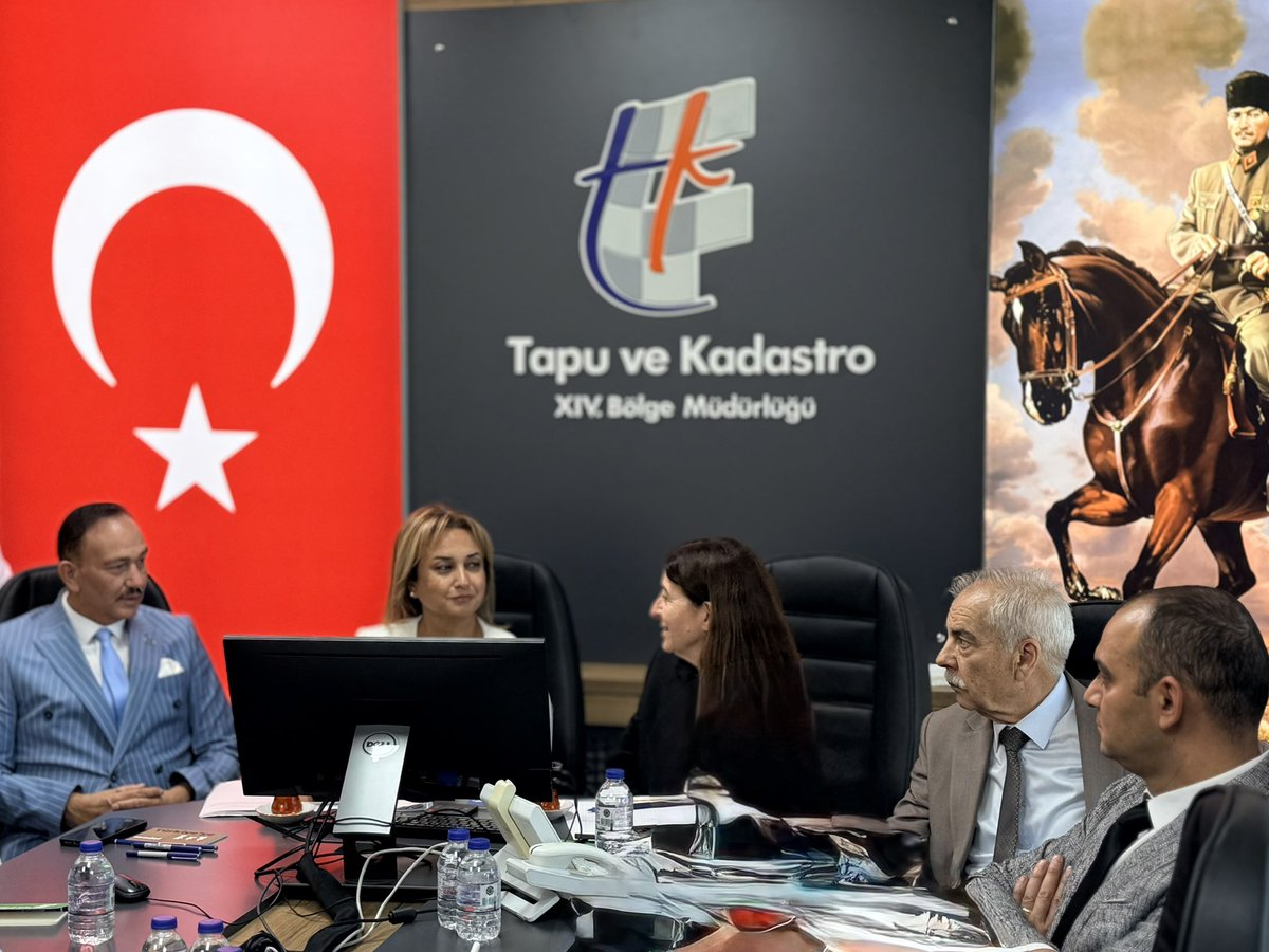 fatmaaksal's tweet photo. 📍 Tapu ve Kadastro XIV. Bölge Müdürlüğü | Edirne

Tapu ve Kadastro Bölge Müdürümüz Sayın Hayrullah Aydemir, Çevre, Şehircilik ve İklim Değişikliği İl Müdürümüz Sayın Ayşe Sarı, Keşan Belediye Başkanımız Sayın Mehmet Özcan ve ilgili bürokratlarımızla bir araya geldik.

Başta Erikli olmak üzere Saros Körfezi bölgemizin imar planlarına ilişkin yürütülen çalışmaları ve atılacak adımları değerlendirdik.

Bölgemizin planlı gelişimi, doğal dokusunun korunması ve vatandaşlarımızın beklentilerinin karşılanması adına süreci ilgili kurumlarımızla koordinasyon içerisinde yakından takip etmeye devam ediyoruz.