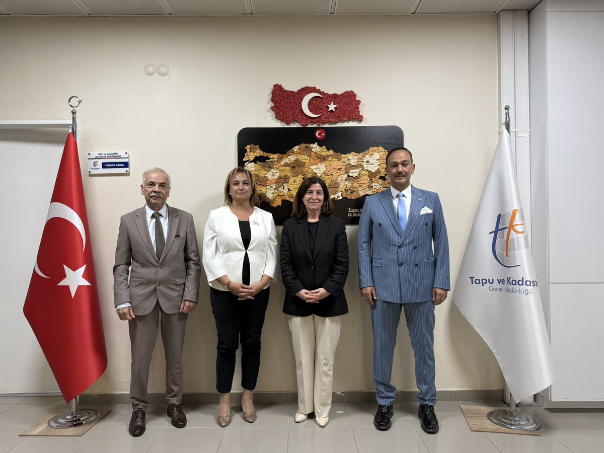 fatmaaksal's tweet photo. 📍 Tapu ve Kadastro XIV. Bölge Müdürlüğü | Edirne

Tapu ve Kadastro Bölge Müdürümüz Sayın Hayrullah Aydemir, Çevre, Şehircilik ve İklim Değişikliği İl Müdürümüz Sayın Ayşe Sarı, Keşan Belediye Başkanımız Sayın Mehmet Özcan ve ilgili bürokratlarımızla bir araya geldik.

Başta Erikli olmak üzere Saros Körfezi bölgemizin imar planlarına ilişkin yürütülen çalışmaları ve atılacak adımları değerlendirdik.

Bölgemizin planlı gelişimi, doğal dokusunun korunması ve vatandaşlarımızın beklentilerinin karşılanması adına süreci ilgili kurumlarımızla koordinasyon içerisinde yakından takip etmeye devam ediyoruz.