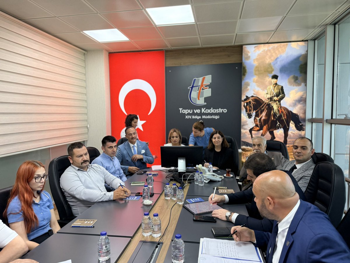 fatmaaksal's tweet photo. 📍 Tapu ve Kadastro XIV. Bölge Müdürlüğü | Edirne

Tapu ve Kadastro Bölge Müdürümüz Sayın Hayrullah Aydemir, Çevre, Şehircilik ve İklim Değişikliği İl Müdürümüz Sayın Ayşe Sarı, Keşan Belediye Başkanımız Sayın Mehmet Özcan ve ilgili bürokratlarımızla bir araya geldik.

Başta Erikli olmak üzere Saros Körfezi bölgemizin imar planlarına ilişkin yürütülen çalışmaları ve atılacak adımları değerlendirdik.

Bölgemizin planlı gelişimi, doğal dokusunun korunması ve vatandaşlarımızın beklentilerinin karşılanması adına süreci ilgili kurumlarımızla koordinasyon içerisinde yakından takip etmeye devam ediyoruz.