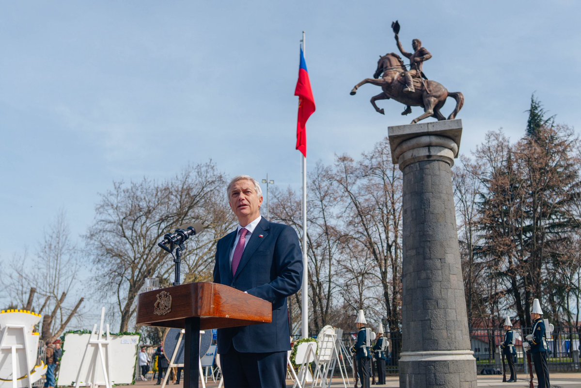 PresidenteKast's tweet photo. Las verdaderas políticas nacionales, no pueden pensar solamente en la próxima semana, en una próxima encuesta o en el próximo titular. Tenemos que pensar en la próxima generación. Conmemoramos 248 años del natalicio de Bernardo O’Higgins. Honramos su legado y su invaluable e inmortal compromiso con Chile.