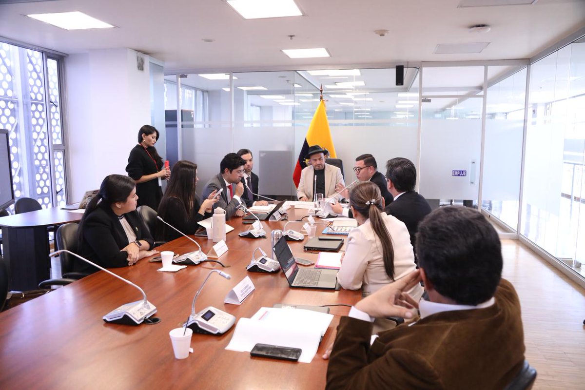 AsambleaEcuador's tweet photo. Para los casos que involucren a niñas, niños y adolescentes, la Fiscalía considera pertinente establecer que no sea necesaria la concurrencia de los medios previstos en el #COIP para configurar el delito de trata. Plantea garantizar la protección integral de las víctimas, incluso si deciden no participar en el proceso penal.