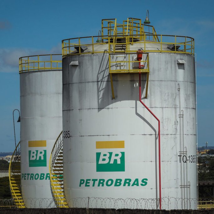 republiqueBRA's tweet photo. 🗣️ “Vender a Petrobras e permitir que outras nações ditem as nossas políticas de energia é uma loucura, é como terceirizar as Forças Armadas. A gente não pode fazer isso, é uma questão estratégica”, diz presidenciável Renan Santos. https://t.co/qvQplxC6zk