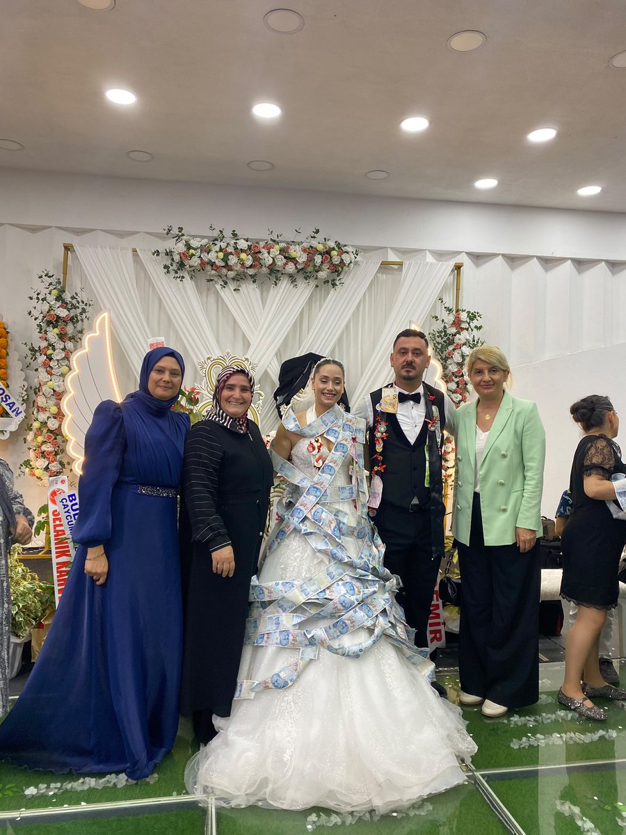 ak_kadin67's tweet photo. Sude &amp; Tolgahan kardeşlerimizin kına ve düğün merasimine il kadın kolları olarak katılarak bu özel günlerinde mutluluklarına ortak olduk. 💍✨

Rabbim genç çiftimize bir ömür boyu huzur, mutluluk ve muhabbet nasip etsin. Birliktelikleri daim olsun. 🤲🏻

@TulaySayili https://t.co/n5h2xerF03