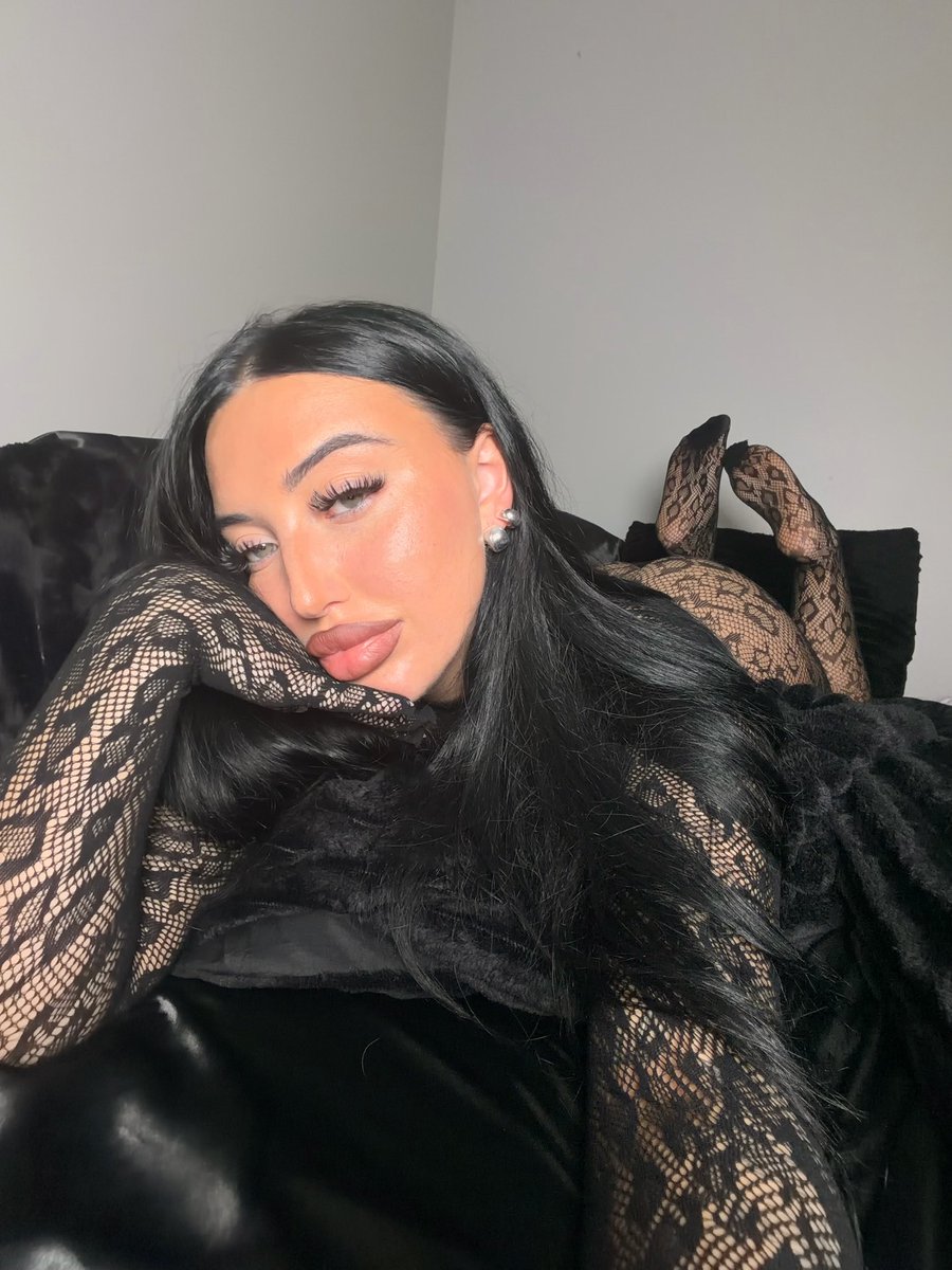 nevykirbb's tweet photo. does black look good on me?🖤 https://t.co/DyPUqzdH5m