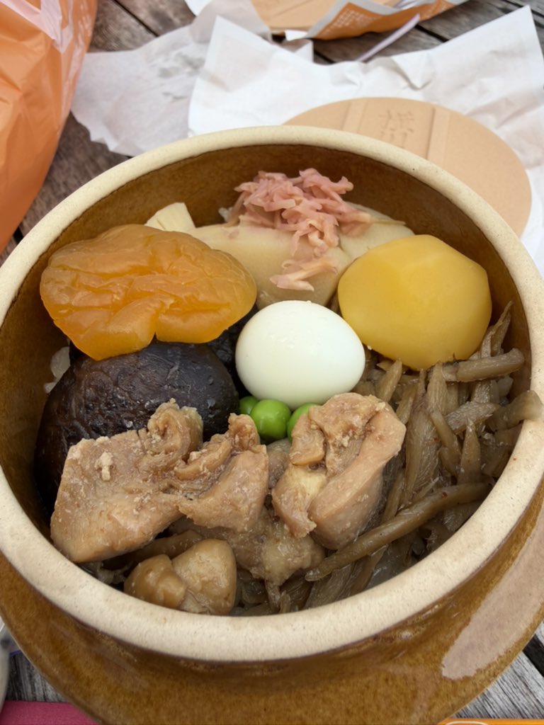 _pancyan's tweet photo. こんばんは♪
今週は旅モードの僕🐼
荻野屋の釜飯を食べて
さてさて僕の行き先は〜❓
次のポストまで
秘密だぱ〜ん🐼🐾🎵🎶😊
#ぱんちゃん
＃ぬいどり
#峠の釜めし https://t.co/WsUf6DBRnv