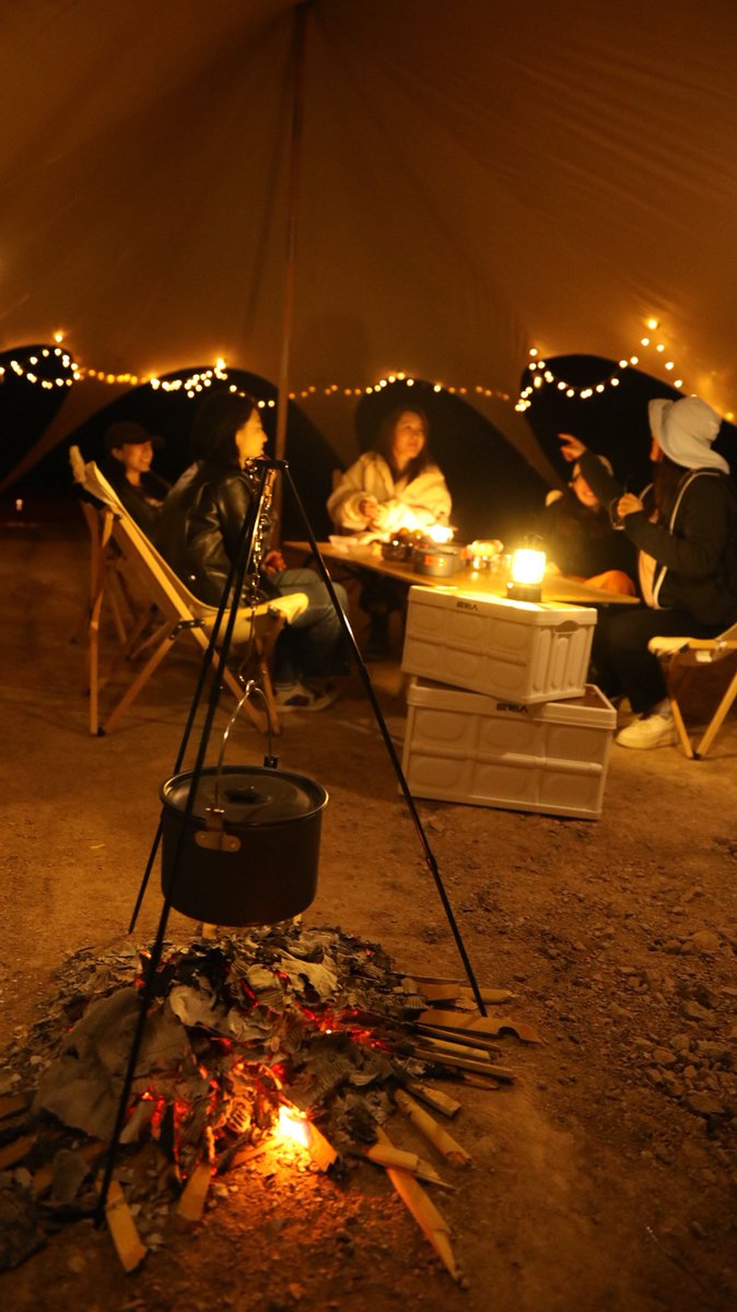 AlyssaGarrett__'s tweet photo. Just spent the coziest night under a blanket of stars by the lake, no Wi-Fi needed just great vibes and s’mores that hit different. https://t.co/DPNVmC7ZQS