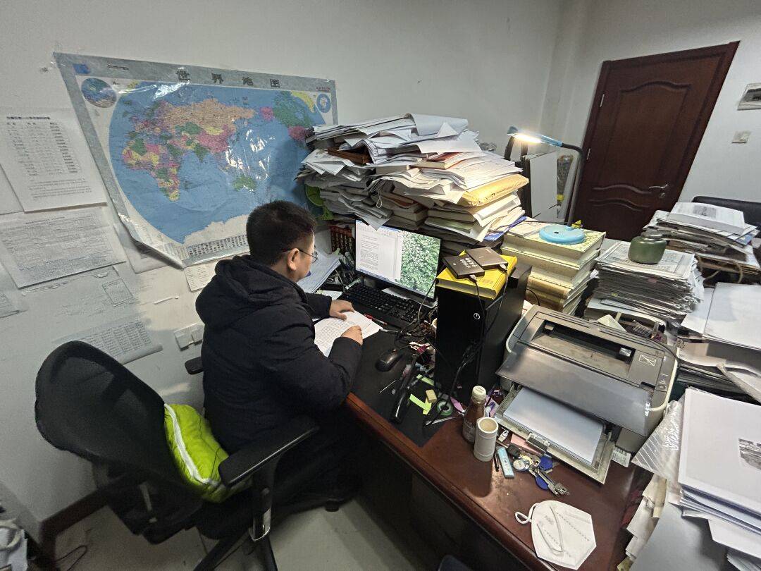 King68407001's tweet photo. Another late night at the office—only me, my laptop, and a mountain of to-dos to wrap up before tomorrow’s deadline. Coffee’s been refilled twice, but the work vibe’s keeping me going. https://t.co/OnNfuqGEXw