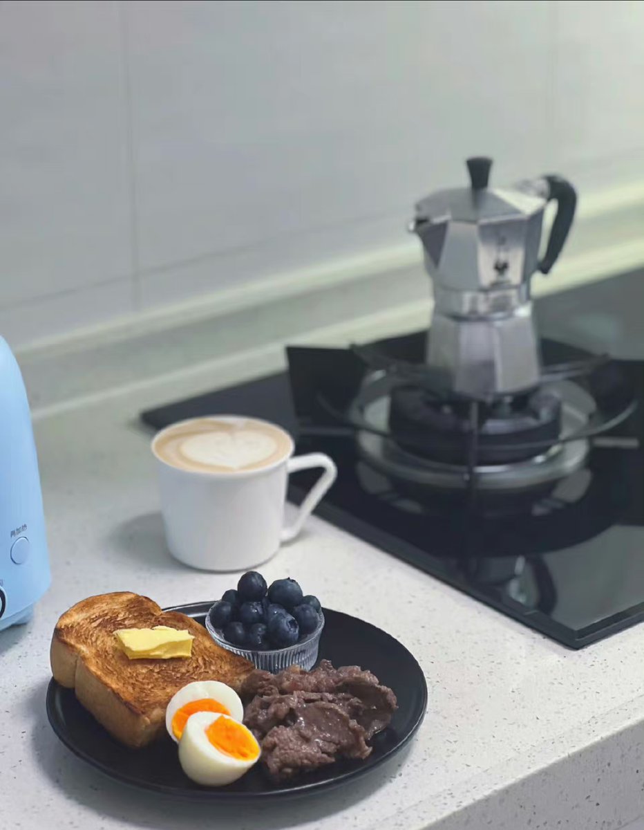 navidad024's tweet photo. Woke up to my bf burning toast and playing our favorite song on repeat—this lazy Sunday’s perfect. https://t.co/OnegiX9jIi