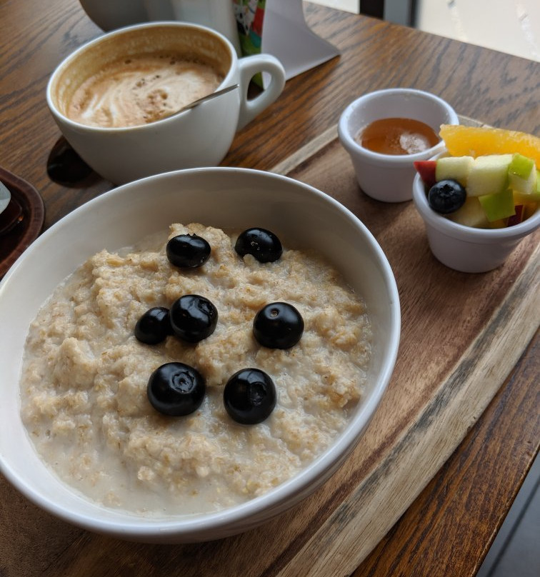 PatsyPa79866999's tweet photo. [Cozy weekday vibe: homemade oatmeal with fresh blueberries u0026 a dash of cinnamon = quick, warm, perfect start to the day ]， https://t.co/2mCXMnDZSx