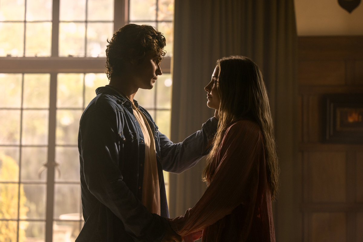 madelynclinebr's tweet photo. Madelyn Cline sobre ter que continuar interpretando um casal com Chase Stokes em Outer Banks depois que os dois terminaram na vida real:

“Em alguns momentos foi difícil, sem dúvida. Mas, depois que as coisas meio que se acalmaram, conseguimos simplesmente voltar à amizade que sempre tivemos. 

Em algum momento, você olha para a outra pessoa e pensa: ‘Você está pronto para parar de ficar mal com tudo isso? Porque eu estou.’”