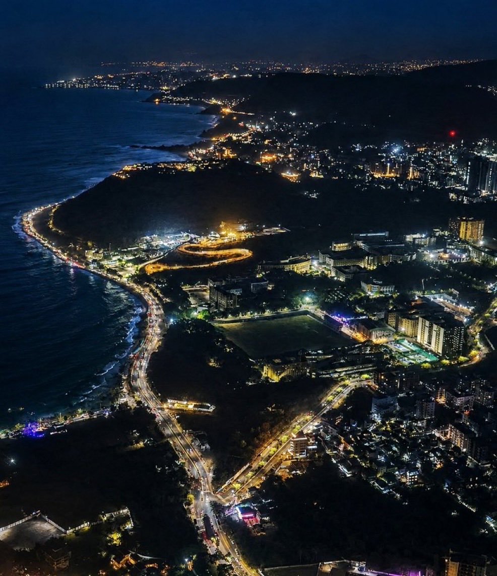 rj_4_all's tweet photo. Random Person: 
Hyderabad Drone Shots Chusthunte, Mana AP Ki Ilanti Capital Unte Bagunnu Anipisthandi Mawa 

Me: 
Vizag Ni Capital Cheskuni Unte, Aa Baadha Undedhi Kaadhu Ga Mawa https://t.co/PyYHQ7ohbh