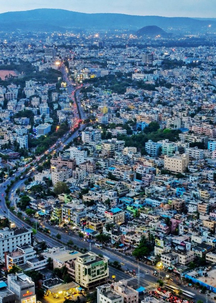 rj_4_all's tweet photo. Random Person: 
Hyderabad Drone Shots Chusthunte, Mana AP Ki Ilanti Capital Unte Bagunnu Anipisthandi Mawa 

Me: 
Vizag Ni Capital Cheskuni Unte, Aa Baadha Undedhi Kaadhu Ga Mawa https://t.co/PyYHQ7ohbh