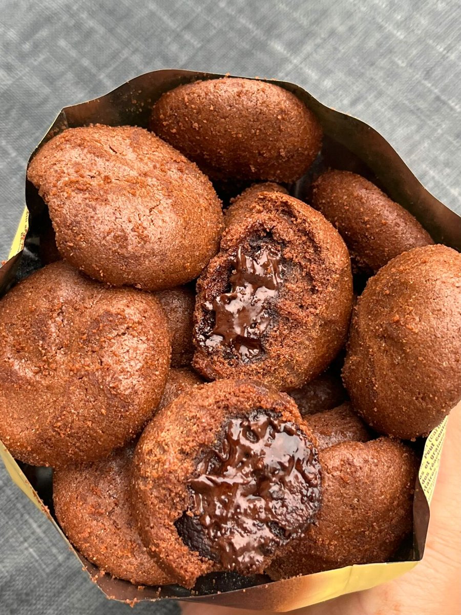 HindAngela's tweet photo. Just pulled warm chocolate chip cookies fresh from the oven—golden edges, melty centers, and that perfect buttery aroma making the whole kitchen feel like a cozy Sunday! https://t.co/nbAA8LZOoY