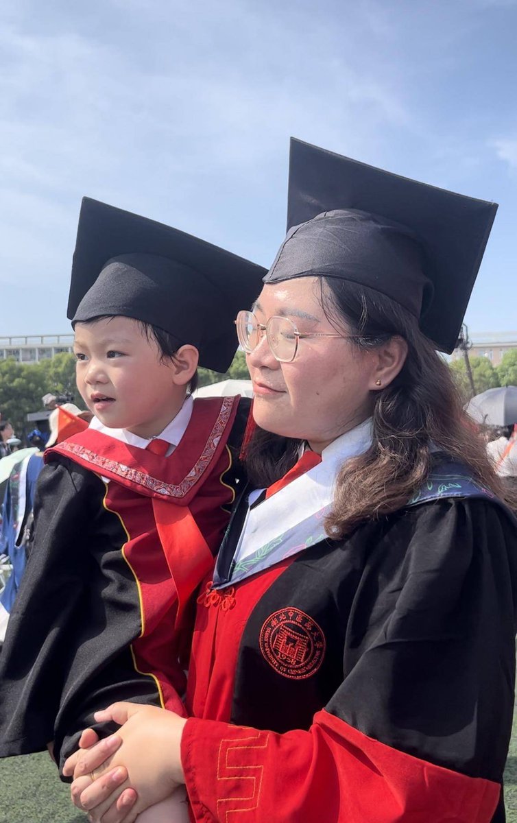 rungsenee's tweet photo. Just walked across the stage with my diploma in hand—years of late nights, group projects, and messy coffee runs all led to this. Proud to call this place my alma mater, ready for whatever comes next! ， https://t.co/s5rLQflCyL
