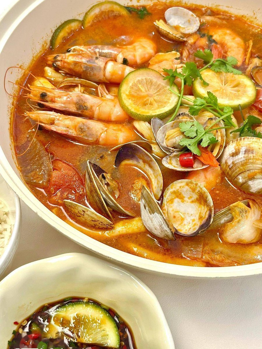 narick_n's tweet photo. Craving vibrant flavor Try Thai tom yum goong tonight! Sour, spicy, aromatic, and loaded with fresh shrimp—pure Thai street food joy that transports you straight to Bangkok. Perfect for cozy weeknights or fun dinner dates. Tag a friend who loves bold Asian eats! https://t.co/ybqBSudBs6