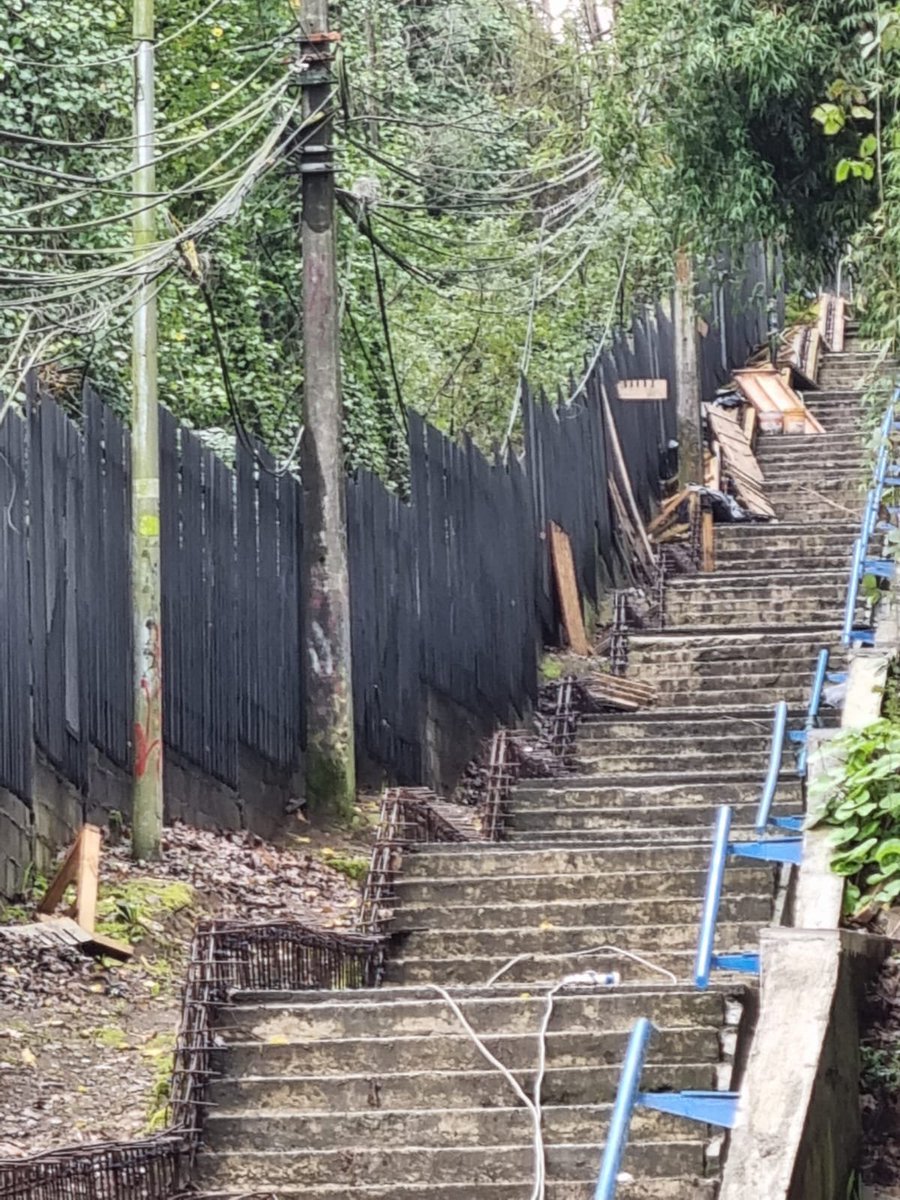 comiteseminario's tweet photo. 0% de avance en icónica escalera calle Rancagua @munipuertomontt @biobio @Cooperativa @33_segundos 
#PuertoMontt https://t.co/AGmq87Ctq6