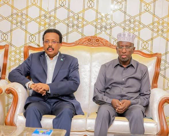 AhmedGuure8's tweet photo. Mucaaradkii aaminsanaa in ayaga kaliya Mucaarad yahay dhihi jiray Farmaajo ma arki karno ayaa dhabta soo ogaaday markay talaab qaadi waayeen.

Waxay go’aan sadeen inay raadiyaan Hogaamiyihii Shacabka Soomaaliyeed Mohamed Abdullahi Farmaajo lana fadhiistaan. https://t.co/FZm8ilPt8C