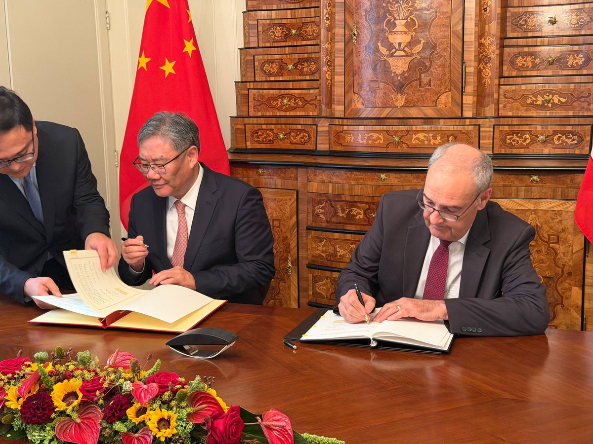 ParmelinG's tweet photo. We have concluded the negotiations to modernise our Free Trade Agreement with China 🇨🇭🇨🇳
Delighted to welcome Minister Wang Wentao to Bern as we mark this important milestone for Swiss businesses and take another step forward in our economic relations. https://t.co/qF6DsuOKMC