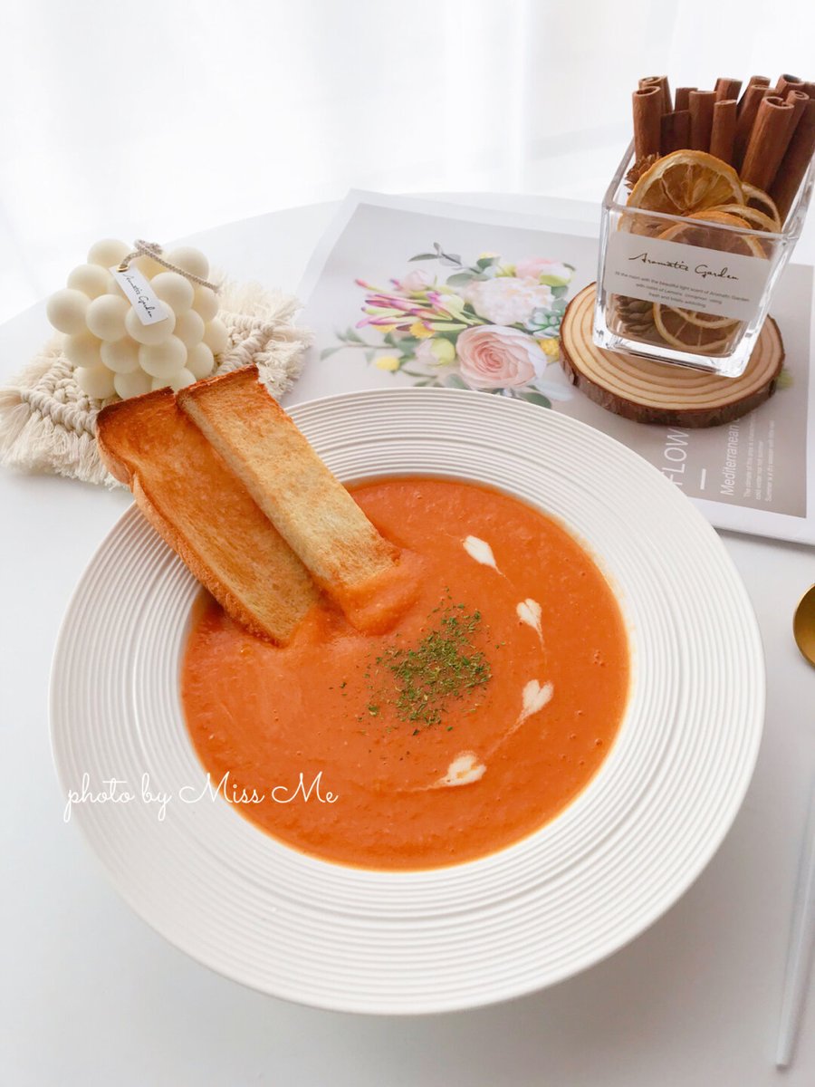 VleninLenin's tweet photo. Today’s cozy midday treat: homemade creamy tomato soup paired with crusty garlic bread—simple, warm, and totally satisfying!， https://t.co/7WlOkK9nJw