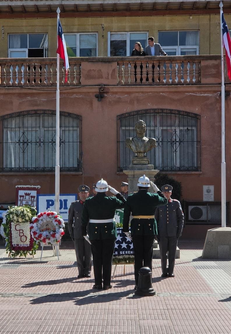 CB_LaSerena's tweet photo. El Cuerpo de Bomberos de La Serena, representado por su Superintendente, Patricio Díaz Díaz, y Comandante, Felipe Jeraldo Aguilera, participó en la ceremonia conmemorativa del natalicio del Padre de la Patria, Libertador Bernardo O’Higgins, realizada en la Gobernación Regional. https://t.co/DhMPr2rpsW