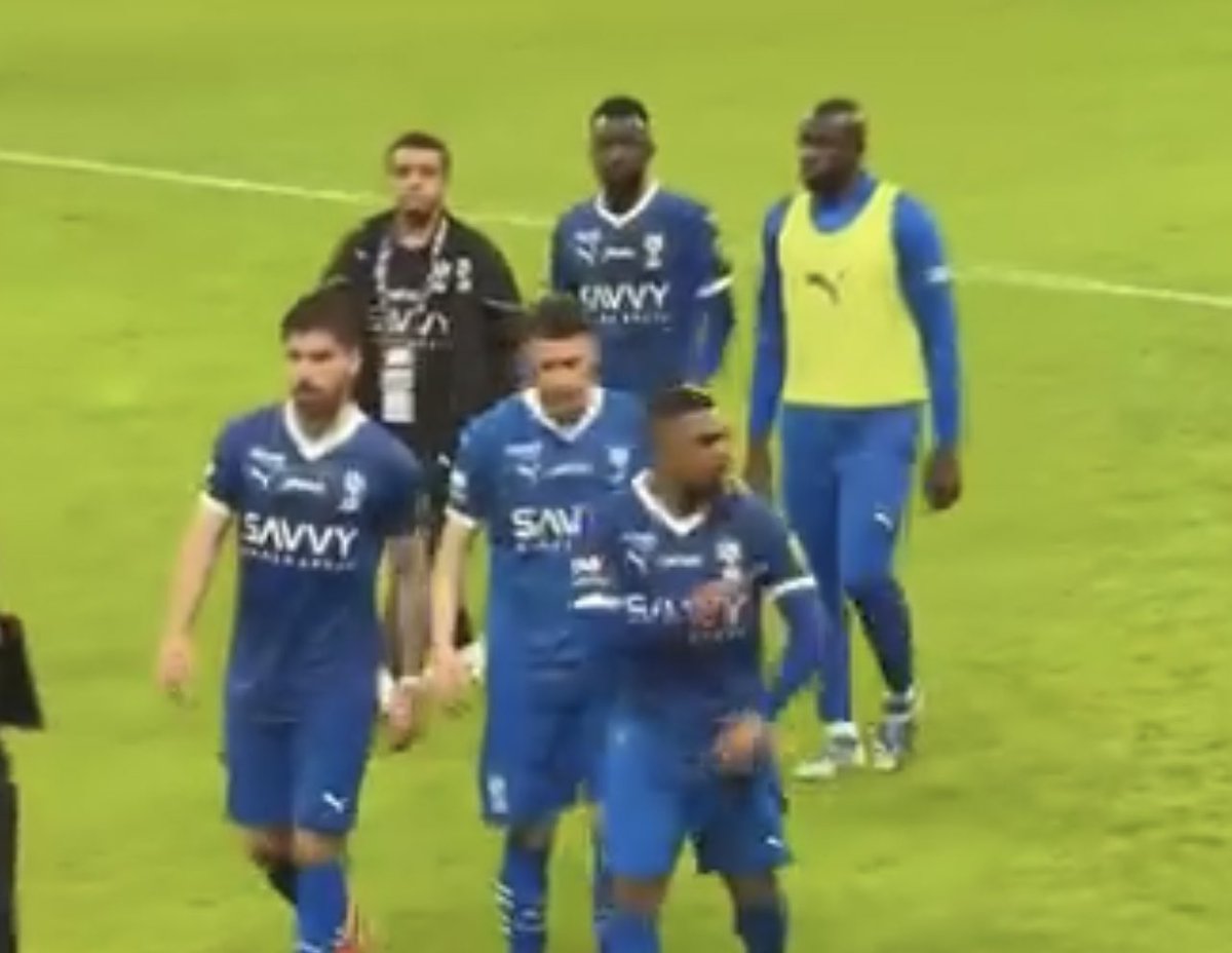 aimanfr10's tweet photo. مدرج الهلال يحتفظُ بالجميل ويرفضُ كل قبيح .. إسأل طارق التايب أو تحدث بلغتك مع تياغو ، تستطيع المرور على حساب إدواردو وترى كيف لليوم نعامله و كاريو ، غوميز لازال عندنا كأنه لم يخلع قميصه أبدًا وماريغا كأنه لم يغادر بعد .. خربين بيننا لليوم وعموري الذي لم يركض كثيرًا أحدنا ، خُذ بطريقك ملامحنا حين يمُر إسم ريفالينيو أو تساؤل من يجهل عن ما يعني ليتانا .. لم نُنكر لاعبًا قدم بالملعب قليلًا أو كثيرًا ، كنا دائمًا سندًا لكل مُحب وحمايةً لكل من يُقدرنا .. كرة القدم ليست هدفًا وبطولة ، بل علاقة حُب ترتبط بالمدرج .. 
الجميل في الملعب فعله قبلك ألف لاعب ، بعضهم حتى لا يذكره التاريخ لضعفِ موهبته .. 
أما في الوداع نُحاسبك بالشعور ، ونُظهر علاقتنا معك على السطح في صورة الوداع .. 
أنت لم تعرف قيمة الهلال ومدرجه حقًا .. فلا تظن أن لك قيمةً أصلًا .