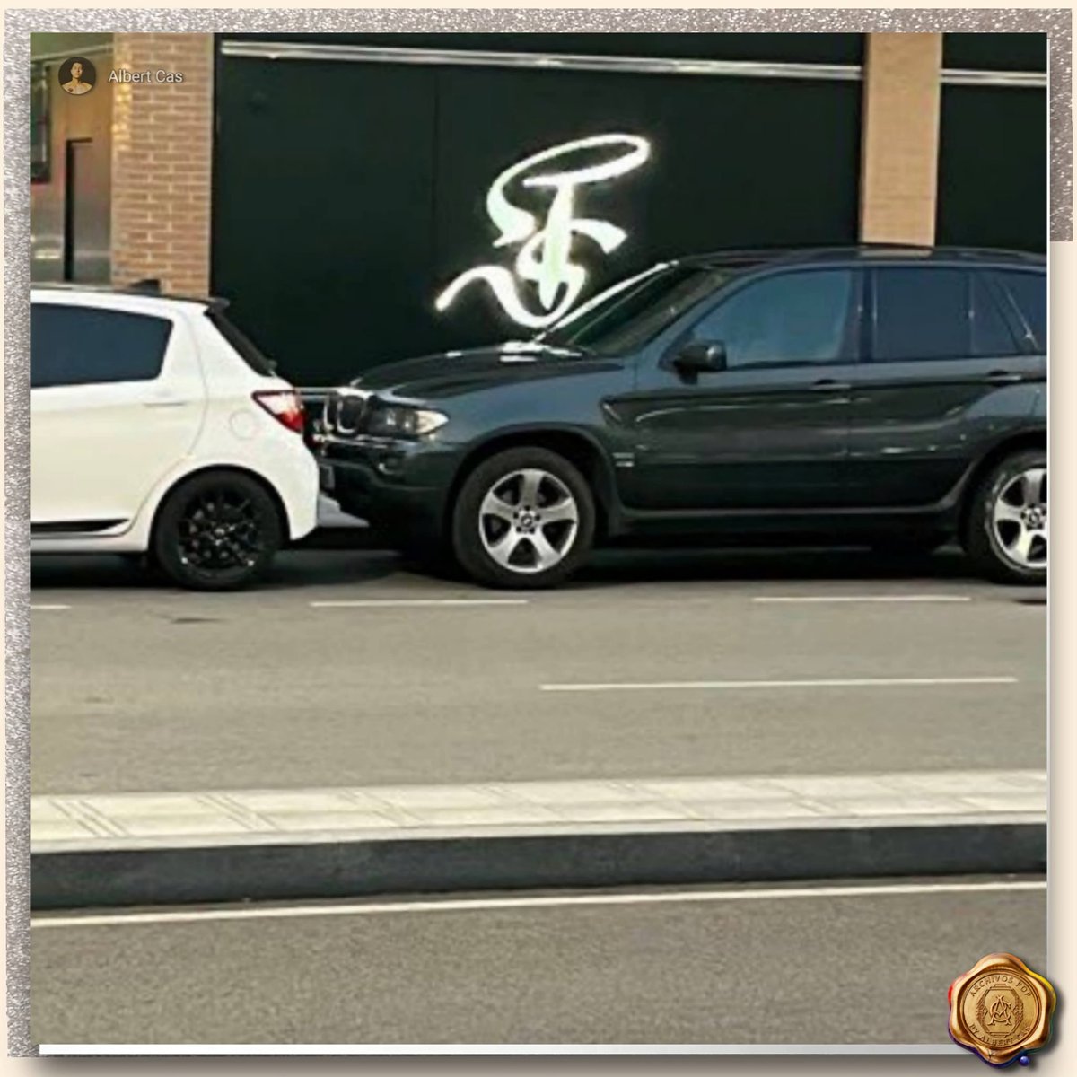 TScountryprinc1's tweet photo. 🚨 Se han visto unas iniciales "TS" de color verde en exteriores, lo que ha llevado a los swifties a especular que Taylor podría estar anticipando Taylor Swift (20th Anniversary Version), incluyendo canciones inéditas de su álbum debut https://t.co/EoUj3YrWhR