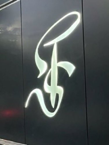 TScountryprinc1's tweet photo. 🚨 Se han visto unas iniciales "TS" de color verde en exteriores, lo que ha llevado a los swifties a especular que Taylor podría estar anticipando Taylor Swift (20th Anniversary Version), incluyendo canciones inéditas de su álbum debut https://t.co/EoUj3YrWhR