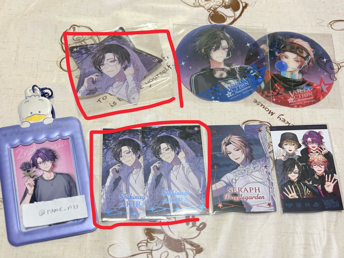 rame_n33's tweet photo. @yuduki_goods_ 初めまして、こんばんは。
検索よりお声掛け失礼いたします。
当方画像赤枠のものを所持しており、後日💙キービジュ缶バッジが追加で2点手元に届く予定なのですが、お借りした画像の白枠のものと💛OS特典白背景と7:7で交換していただくことは可能でしょうか？↓ https://t.co/eymOXIKkQ3