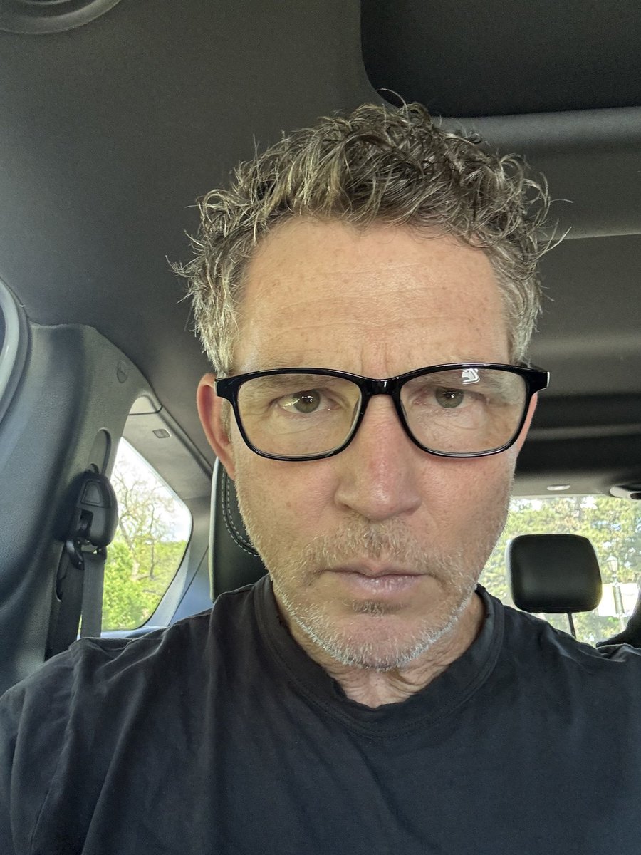 mohqbbot's tweet photo. shawn and his car selfies https://t.co/6Wlf50ZCGY