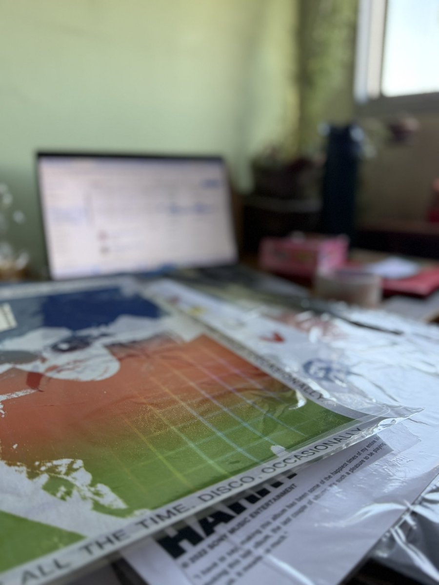 ShopCherryAv's tweet photo. embalando os 4 novos pedidos da cherry, alguns já temos em pronta entrega e outros estamos mandando produzir na gráfica, em até 7 dias todos serão enviados, muito animada, e muito grata por todo carinho de vocês 🥹❤️🍒 https://t.co/0GOmaQGJiA