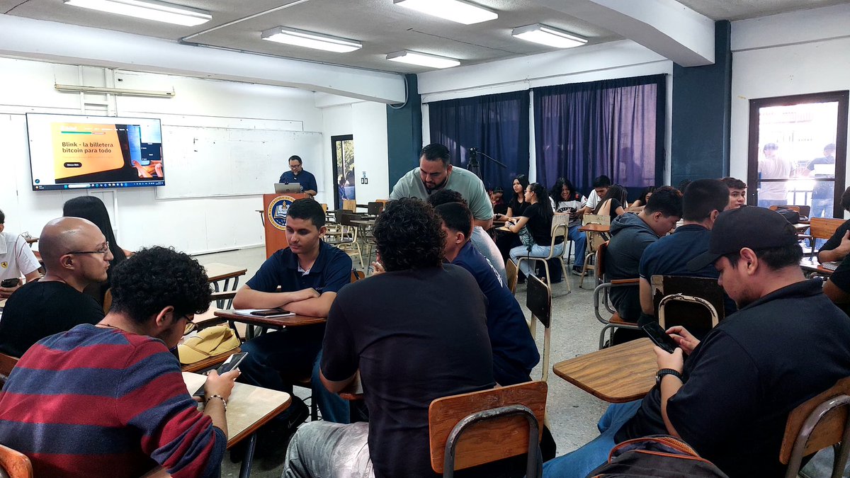 BitcoinOriente's tweet photo. Hoy dimos inicio a un programa de educación de Bitcoin de alto nivel en la Universidad de Oriente Univo. En San Miguel, iniciando con una clase de introducción y uso de billeteras, en colaboración con @Mission21fund  Estamos apuntando la educación al más alto nivel académico. https://t.co/IxRRygFQ28