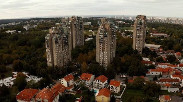 veljko3721's tweet photo. Sinoc sam opljackan oko 23h od strane 10ak maloletnika kod 5 Solitera(5 Idiota) na Banjici...

Po informacijama koje sam dobio u pitanju je lokalna banda koja pljacka I napada prolaznike nocu,pa stvari preprodaje ulicnim prodavcima...

Policija im navodno nista ne moze... https://t.co/8PThzQsu4R