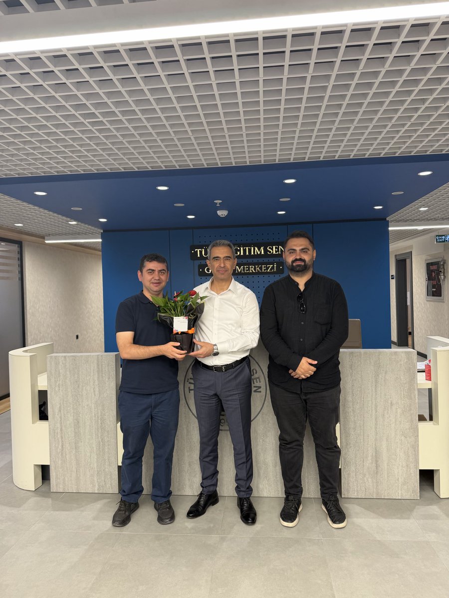 orhankutuk41's tweet photo. PİKTES kapsamında görev yapan meslektaşlarımız ziyaretimize gelerek hediye takdiminde bulundular. Nezaketleri için teşekkür ediyorum. Her meslektaşımızın sorununu biliyor, çözüm için gayret gösteriyoruz.
#tcmeb https://t.co/ZCJ56BysfJ
