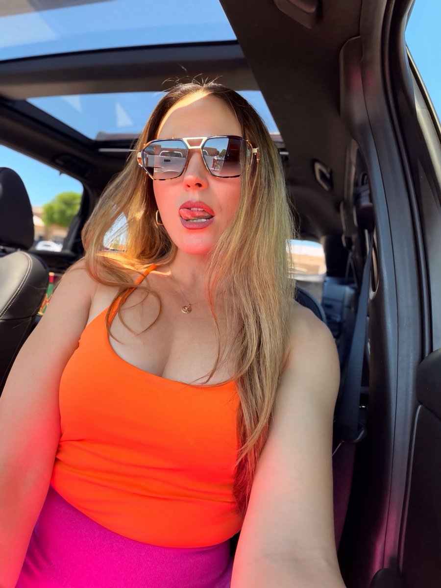 TheAriaZahara's tweet photo. Your favorite comfort and your favorite cruelty wrapped in one perfect package. https://t.co/suO8OefKg3