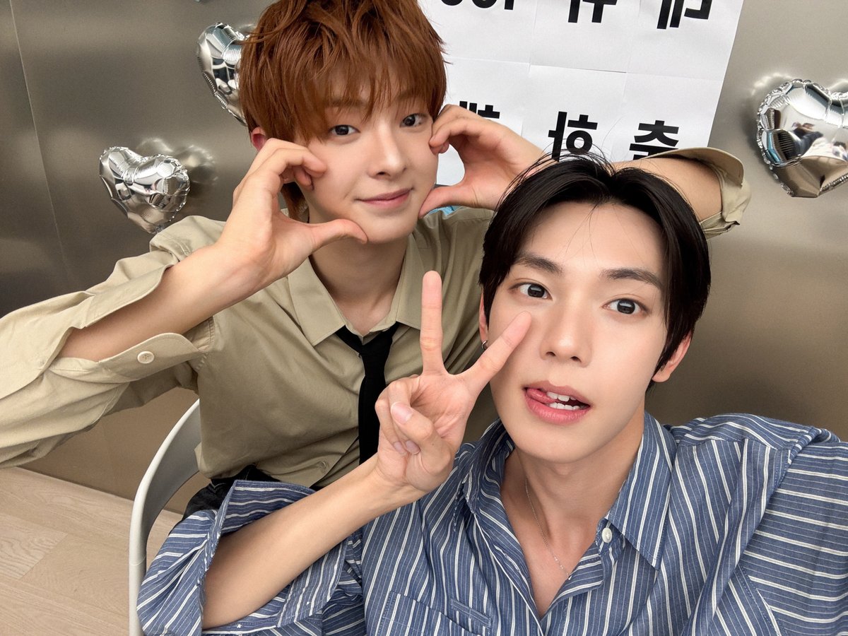 flareu_official's tweet photo. [#FLARE_UPDATE] 𝑭𝑳𝑨𝑹𝑬 𝑼 𝑫𝒆𝒃𝒖𝒕 𝟏𝟎𝟎 𝑫𝒂𝒚𝒔━☆ﾟ.*･｡ﾟ

#FLAREU #플레어유 https://t.co/D1d7c9LSnS