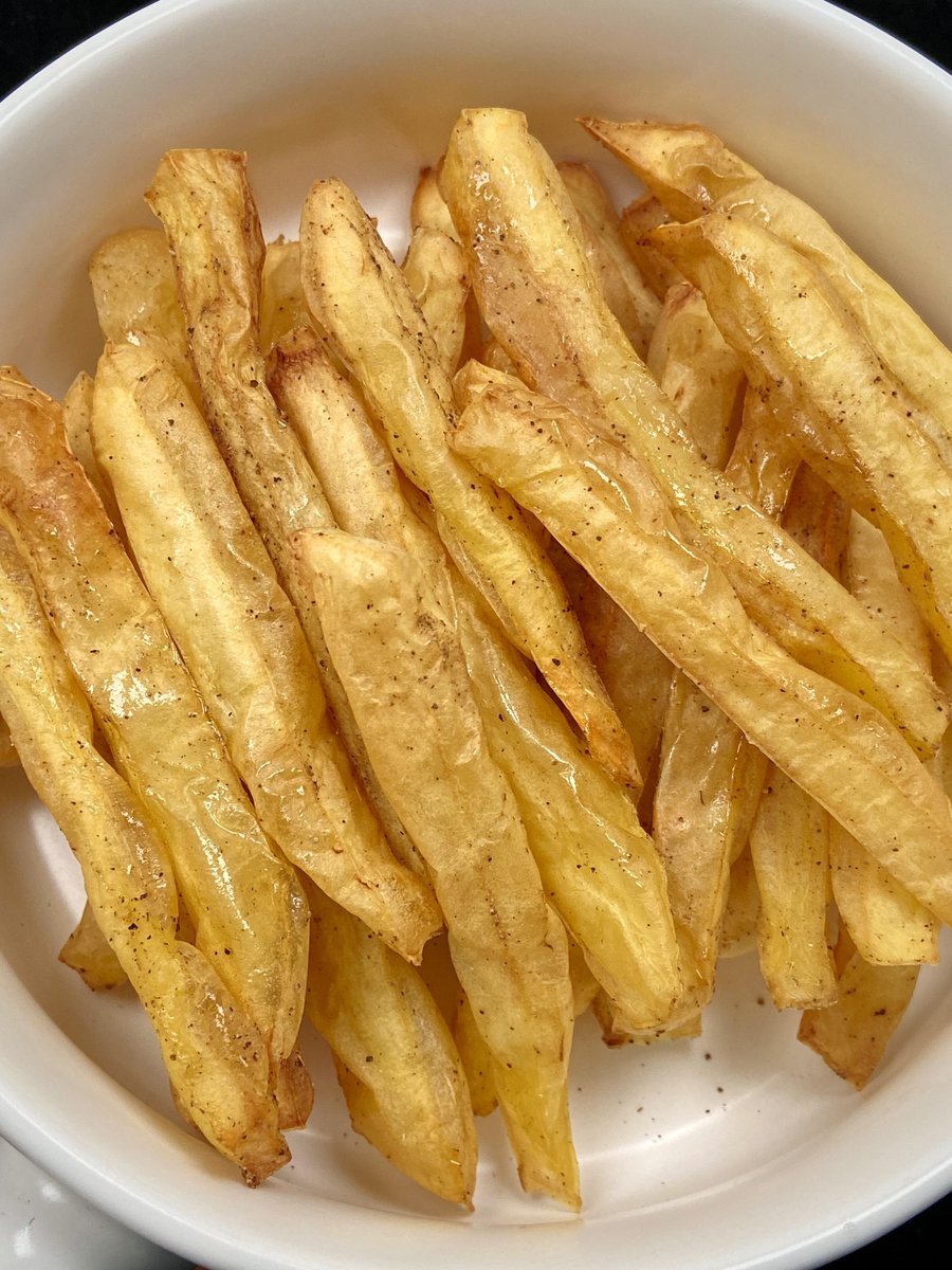 joy32099155's tweet photo. Just pulled these crispy golden fries fresh out the air fryer—crunch in every bite hits different on a lazy weekend afternoon. https://t.co/Ua8tHK7Kwy