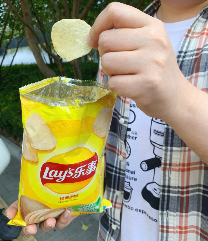 japan112344's tweet photo. [Nothing beats sharing crispy potato chips with your favorite people!  Grab a bag and pass it around—snacks taste way better when shared!]， https://t.co/Ompcjd8fy9