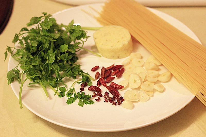 Fly_Fry_'s tweet photo. Made this creamy garlic parmesan pasta in 20 mins with leftover pasta, garlic, parmesan and a splash of heavy cream—weeknight dinner win! https://t.co/cW7AywovB8