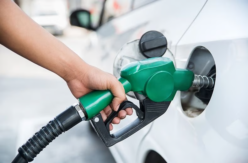 AZK_SA's tweet photo. المحطة الزرقاء ⛽️🔵.. تلزمك بالدفع قبل تعبئة البنزين

قرار مستحدث جديد منذ سنة عند أحد أكبر محطات الوقود.. ادفع قبل التعبئة.

- حدد المبلغ 💵 ثم ادفع.

- الطريقة متعبة للمستهلك+ تأخذ وقت أكثر+ تقلل من فرصة رفع مبيعات محطة الوقود.

لا تشجعك ترجع لهم في وقود بديل! https://t.co/foeyrQv9Mt
